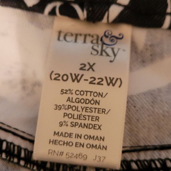 Black and white floral‎ woman's capris - Picture 3 of 5